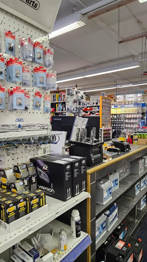 Tiski ja akkuhylly Karin Autotarvikkeen myymälässä