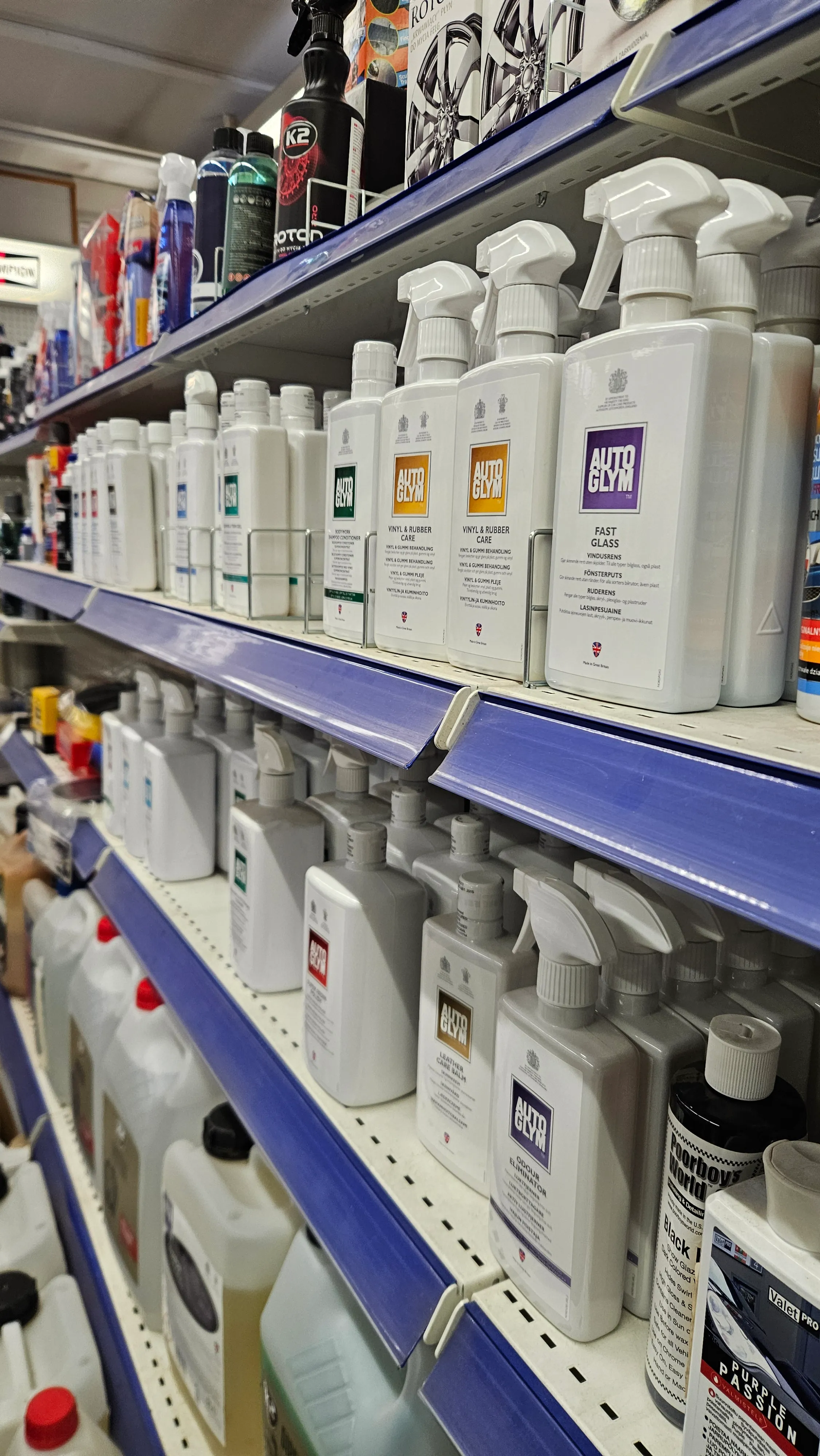 Autoglym-autonhoitotuotteet Karin Autotarvikkeen hyllyllä