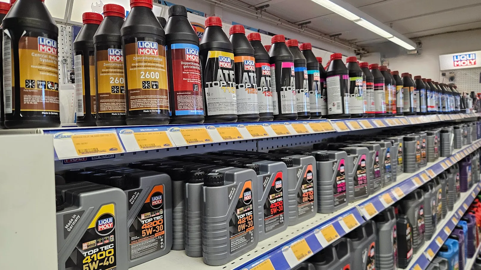 Liqui Moly -öljyt ja moottorinesteet Karin Autotarvikkeen hyllyllä