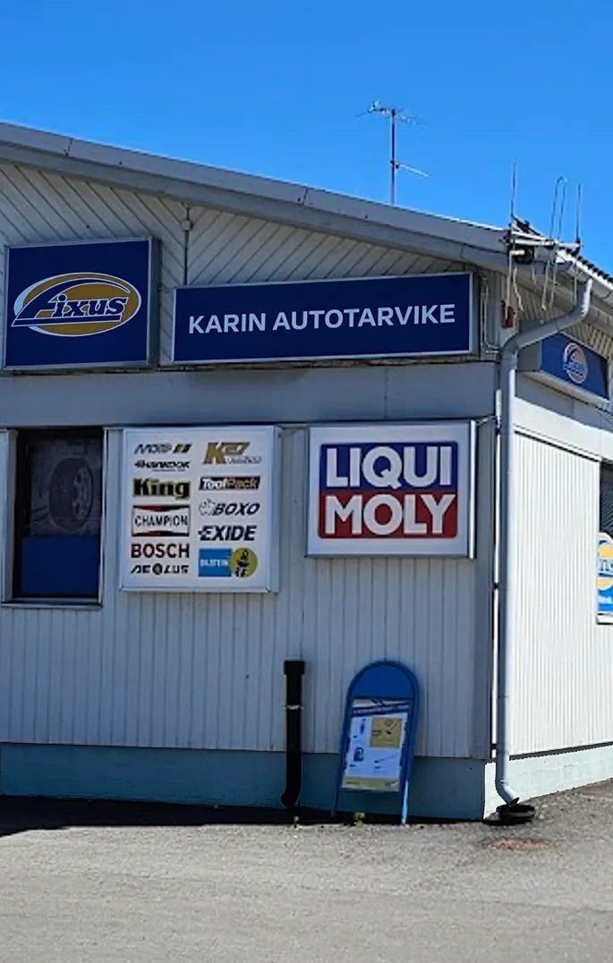 Karin Autotarvike -liikkeen julkisivu Kirkkonummella, Fixus-kyltti edessä