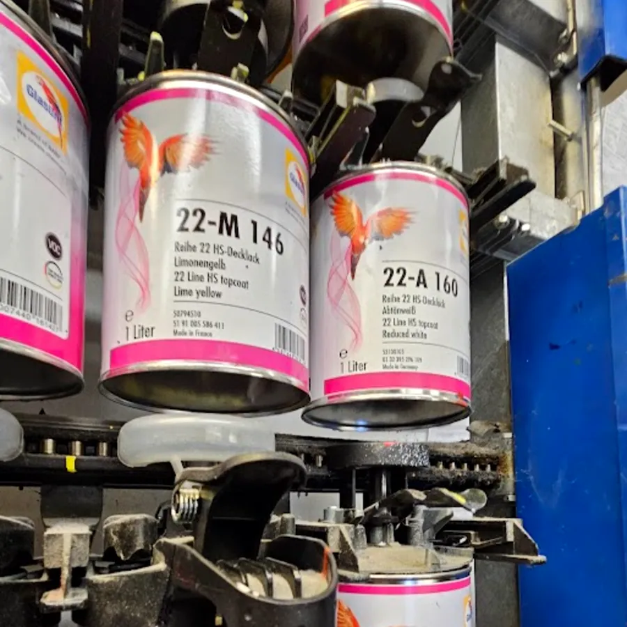 Glasurit 22-linjan korjausmaalipurkit lähikuvassa — 22-M 146 Lime yellow ja 22-A 160 Reduced white