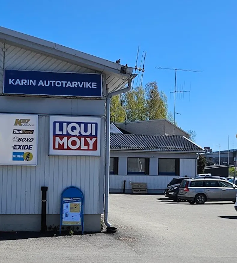 Karin Autotarvikkeen liike Kirkkonummella — Karin Autotarvike -kyltti rakennuksen yläkulmassa, etupiha